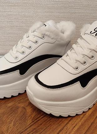 Кросівки жіночі зимові шкіряні білі з чорним