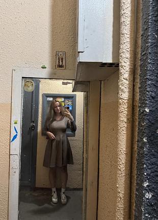 Коричнева сукня