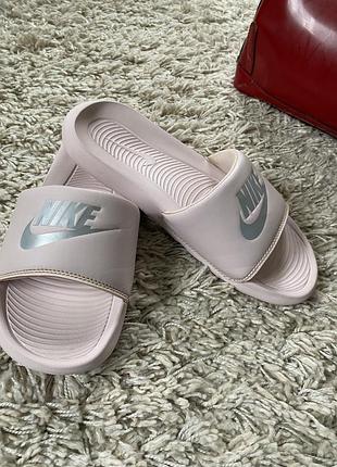 Мега комфортні шльопанці в пудровому кольорі,nike,p.40-40,5