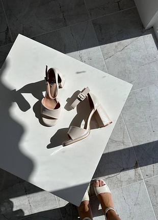 Бежеві босоніжки на каблуку беж босоніжки на підборах світлі босоніжки на товстому каблучку бежеві босоніжки з квадратним носком