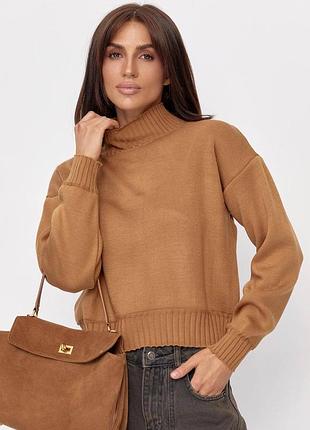 Базовый свитер с воротником бежевого цвета