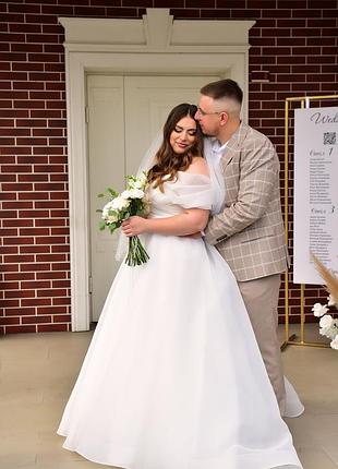 Весільна сукня зі шлейфом