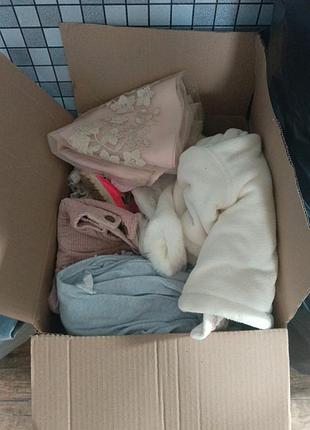 Наповнена велика коробка одягу для немовлят
