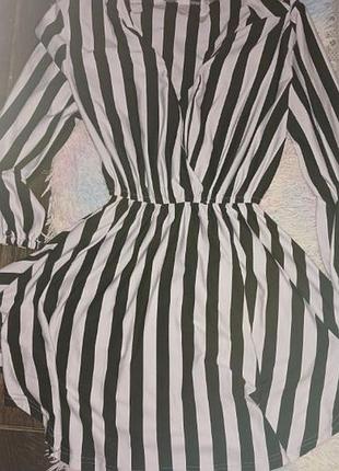 Коротка сукня з глибоким декольте.