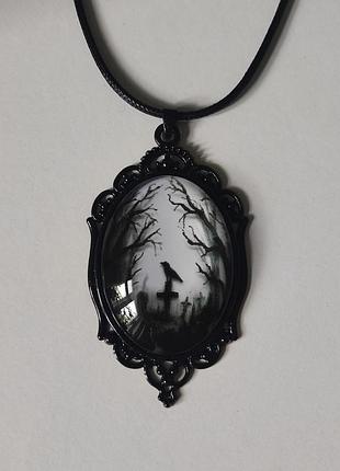 Кулон готический с вороной на кресте хелловин