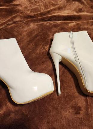 Белые лакированные ботильоны