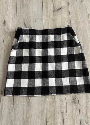 Чорно біла спідниця з кишенями