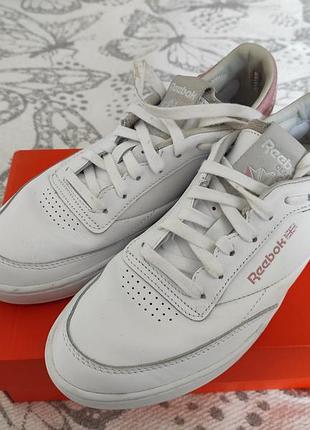 Белые кроссовки reebok