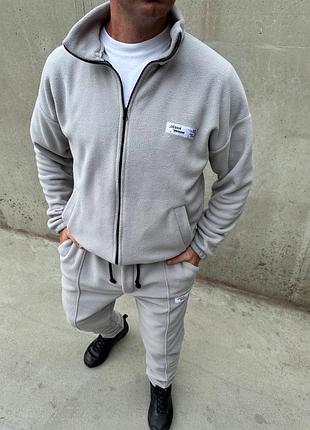 Чоловічий спортивний флісовий костюм кофта на блискавці з коміром та кишенями і штани джогери на резинках зі шнурком з брендованою нашивкою
