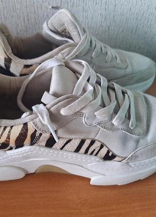 Кросівки жіночі