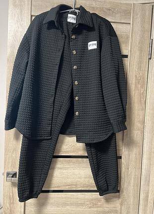 Костюм, чорного кольору