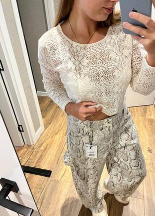 Нові актуальні джинси в зміїний принт bershka