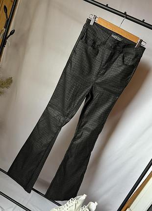 Жіночі чорні штани-кльош від primark з імітацією крокодилячої шкіри.