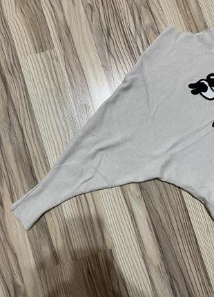 Тонкий бежевий светр на осінь. підійде на розмір s.  добре тягнеться та має широкі стильні рукава