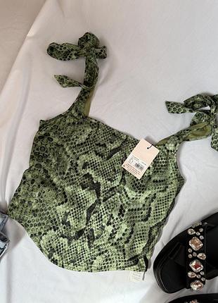 Жіночий зелений топ з принтом під зміїну шкіру від бренду missguided.