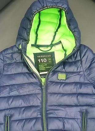Демисезонная куртка на мальчика в идеальном состоянии, одевали мало,качественная, теплая и стильно смотрится.