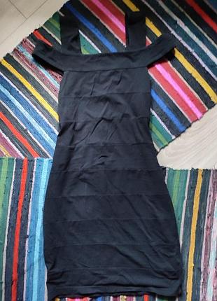 Платье облегающее с открытыми плечами