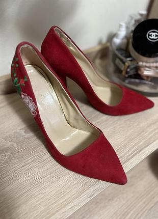 Туфлі жіночі червоні з вишивкою