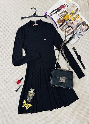 Трикотажна чорна сукня в рубчик tommy hilfiger у розмірі s