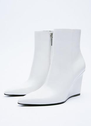 Шкіряні чоботи zara на танкетці