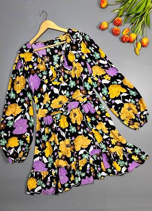 Цветочное платье с фиолетовыми цветами и поясом