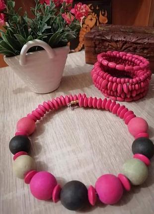 Комплект украшений из деревянных бусин.