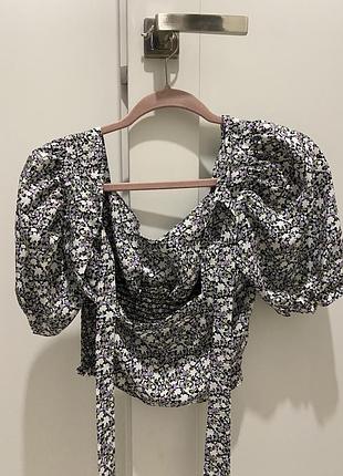 Топ з квітковим принтом