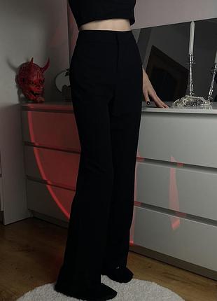 Класичні чорні брюки вільного крою