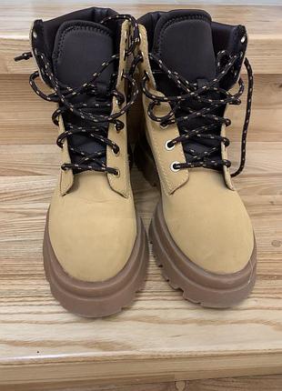 Жіночі черевики бренду stradivarius