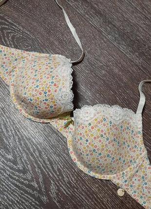 Брендовый бюстгалтер в цветашках р.32 d от ted baker,косточки, поролон, кружево