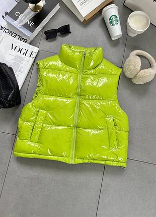 Яскрава салатова лакова жилетка вкорочена дута наповнювач холлофайбер 1909