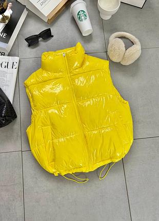 Желтая яркая лаковая укороченная жилетка женская наполнитель холлофайбер 1909