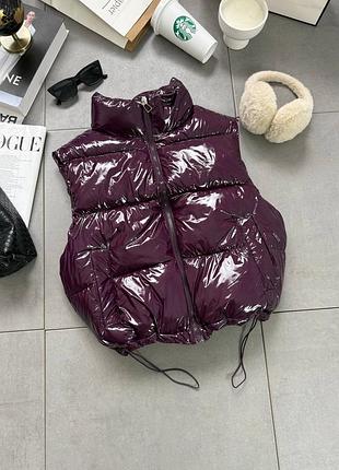 Лаковая укороченная жилетка дута на молнии с наполнителем холофайбер сливовая бургунди