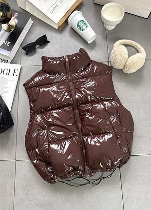 Шоколадная лаковая женская короткая жилетка дута на молнии утепленная 1909