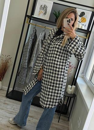 Елегантний жіночий подовжений кардиган прямого крою на ґудзиках з коміром