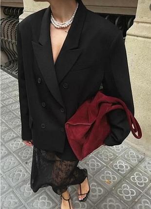 Пиджак черный двубортный с акцентом на плече