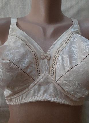 Бюстгальтер без косточек мягкая чашка. triumph
