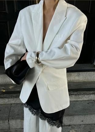 Белый приталенный пиджак блейзер