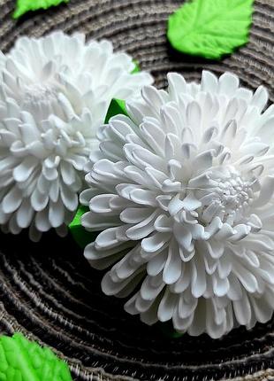 Белоснежные хризантемы
