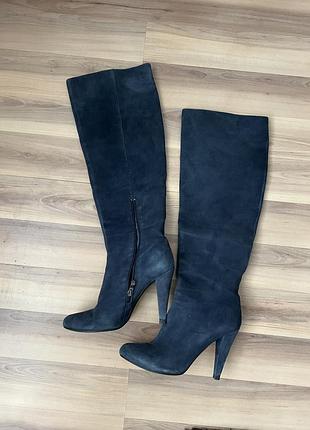 Високі чоботи під денім