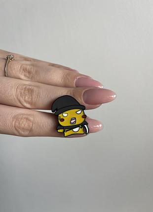 Пін значок металевий брошка кіт “жовтий тигрик у капелюсі” — пін значок із бантиком halloween хелловін геловін