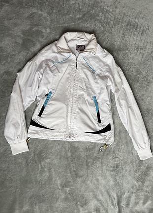 Біла спортивна куртка
