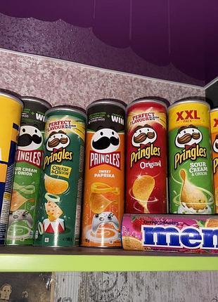 Колекція пустих банок pringles