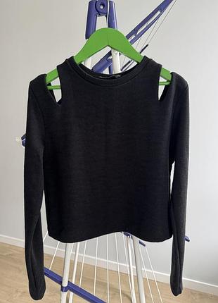 Чорний лонгслів zara з розрізом на плечі