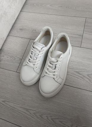 Білі шкіряні кросівки дуже гарні майже нові
