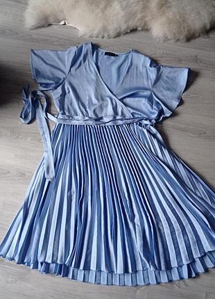 Блакитна сукня під пояс плісерована