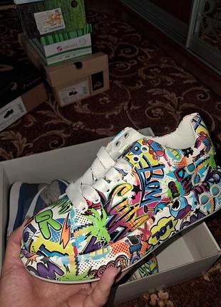 Очень красивые кроссовки, яркие