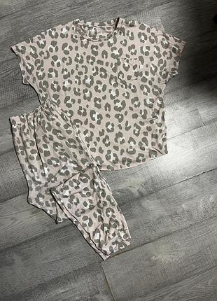 Піжама, домашній костюм