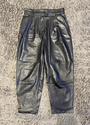 Шкіряні штани з защипами  висока посадка h&m екошкіра