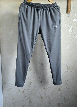 Спортивные штаны с карманами nike